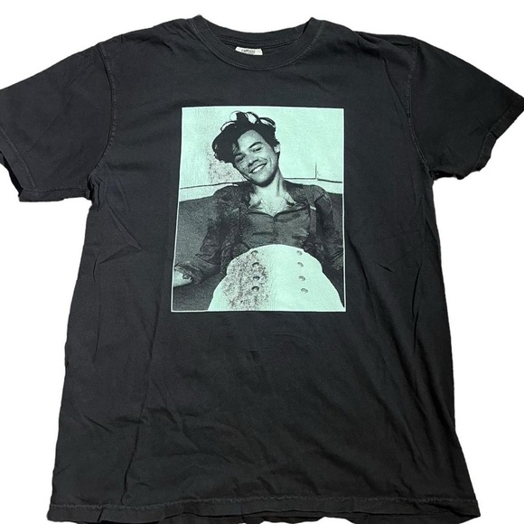 Harry Styles black and blue t-shirt #harrystyl #loveontour  #Concert - Picture 1 of 6